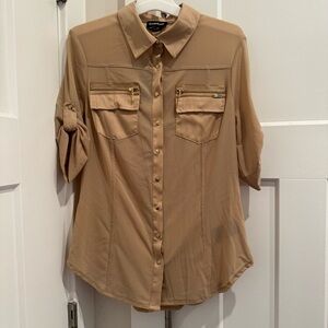 Bebe Women’s Beige Button Down Shirt Short Sleeve Gold-Toned Pocket size XS NWT